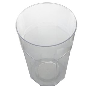 Ce gobelet plastique est idéal pour servir les smoothies, jus, sodas, milkshake. La transparence et l'élégance de ce gobelet mettent en valeur vos préparations liquides ou glacées. Grâce à leur design et leur aspect lisse et brillant, les gobelets plastiques s'accordent sans aucune difficulté avec votre gamme.